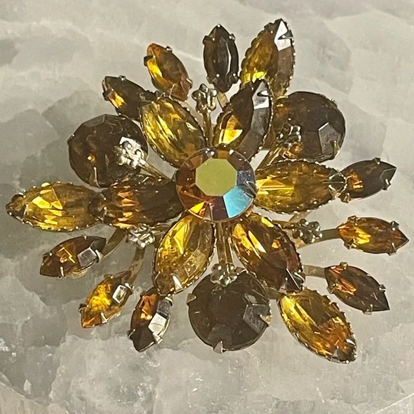 ☀️SOLD☀️ Beau Vintage Floral Brooch with Amber and Brown AB Stones Unsigned - Picture 3 of 5